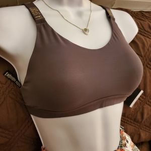 NWT VS 32B Sports bra